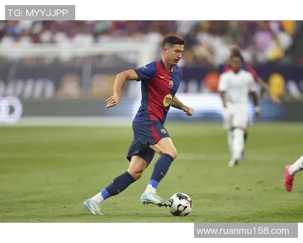 莱万状态火热欧冠赛场10场打入12球稳居射手榜首位